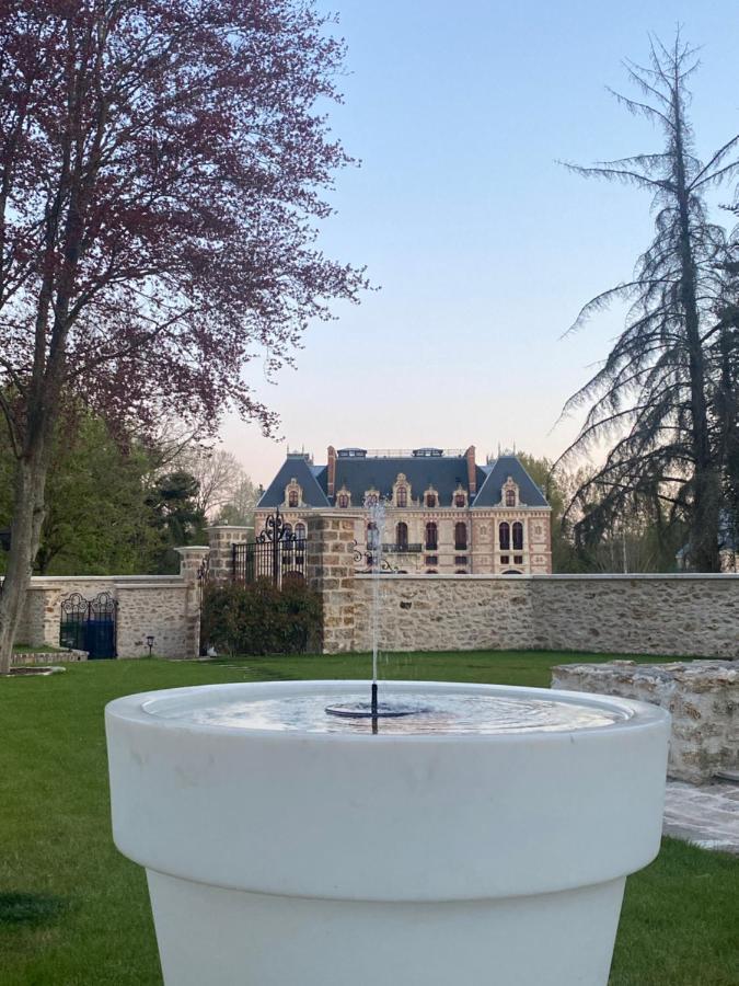 Loft Dans Le Clocher Face Au Chateau Bonnelles Exteriör bild